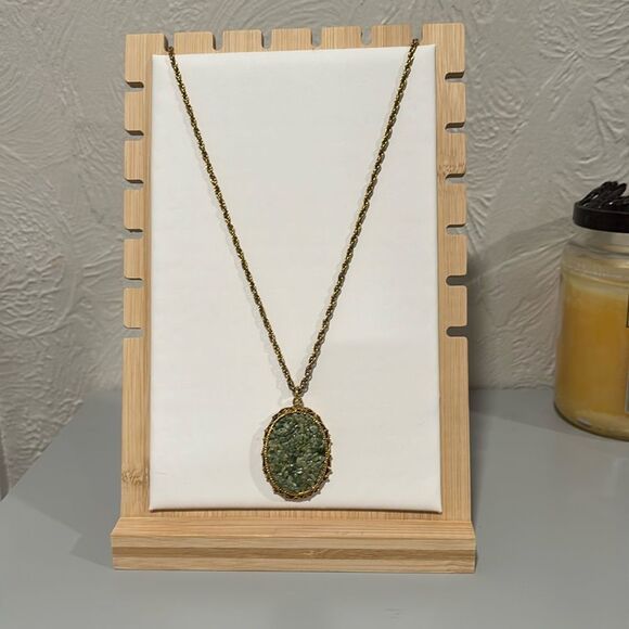 Vintage Gold Tone Green Stone Pendant Necklace - Picture 1 of 5